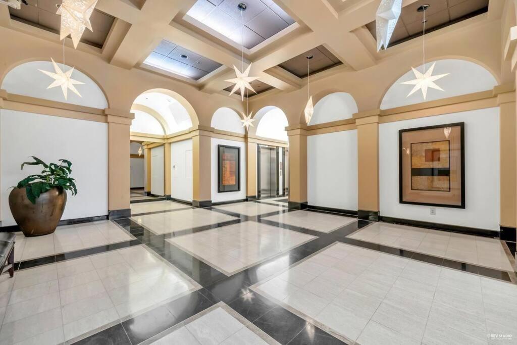 Modern Condo In The Heart Of Dt Overlooking City Vancouver Exterior photo