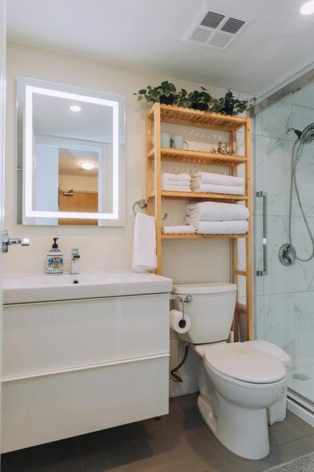 Modern Condo In The Heart Of Dt Overlooking City Vancouver Exterior photo