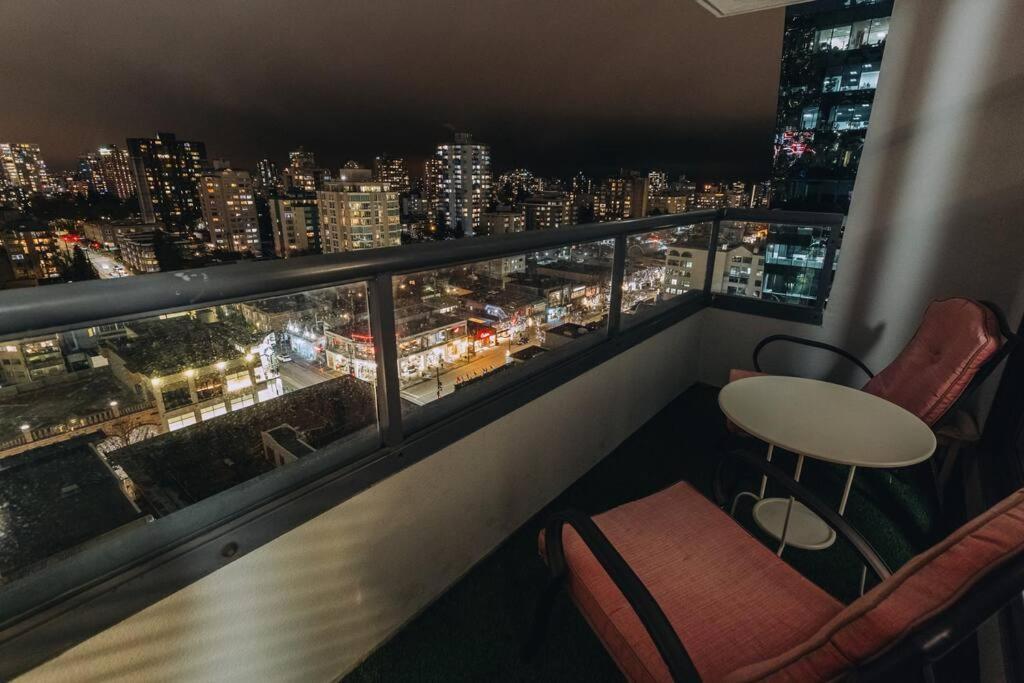 Modern Condo In The Heart Of Dt Overlooking City Vancouver Exterior photo