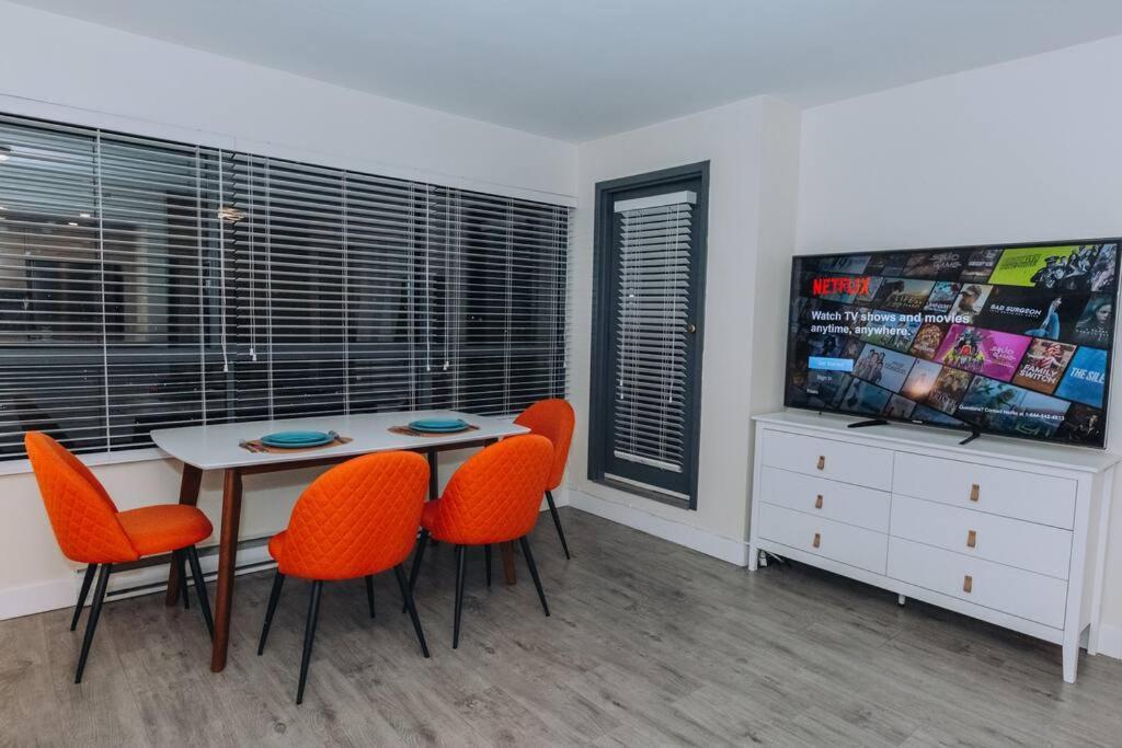 Modern Condo In The Heart Of Dt Overlooking City Vancouver Exterior photo