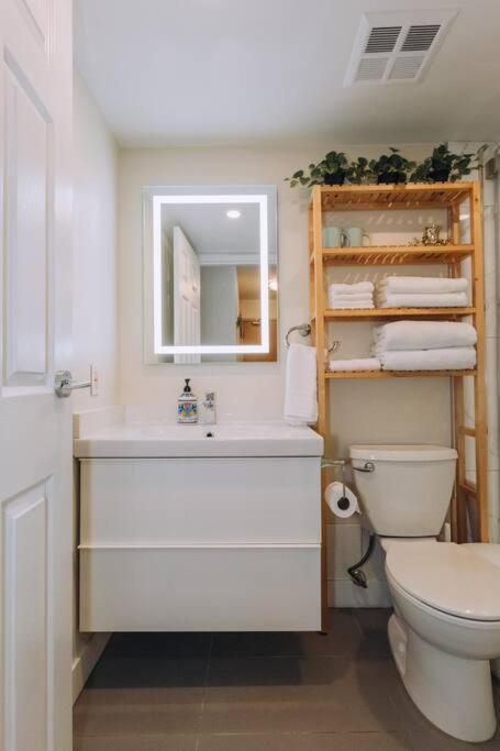 Modern Condo In The Heart Of Dt Overlooking City Vancouver Exterior photo