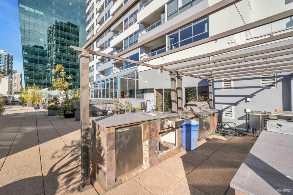 Modern Condo In The Heart Of Dt Overlooking City Vancouver Exterior photo