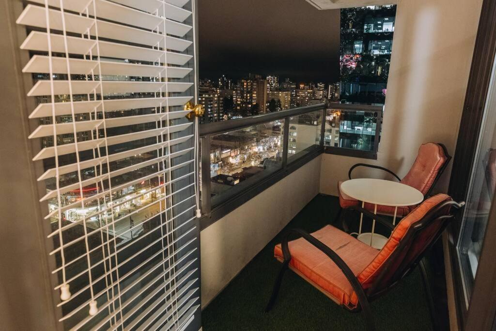 Modern Condo In The Heart Of Dt Overlooking City Vancouver Exterior photo