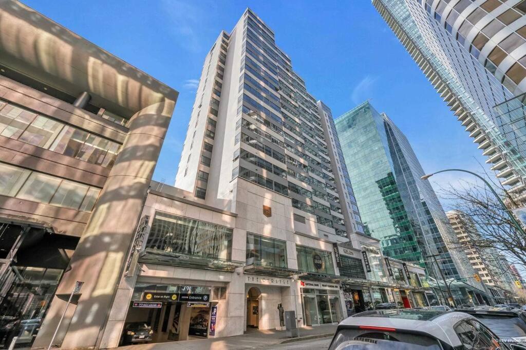 Modern Condo In The Heart Of Dt Overlooking City Vancouver Exterior photo