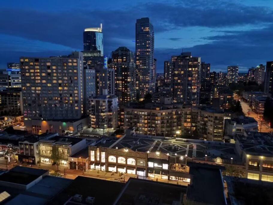 Modern Condo In The Heart Of Dt Overlooking City Vancouver Exterior photo