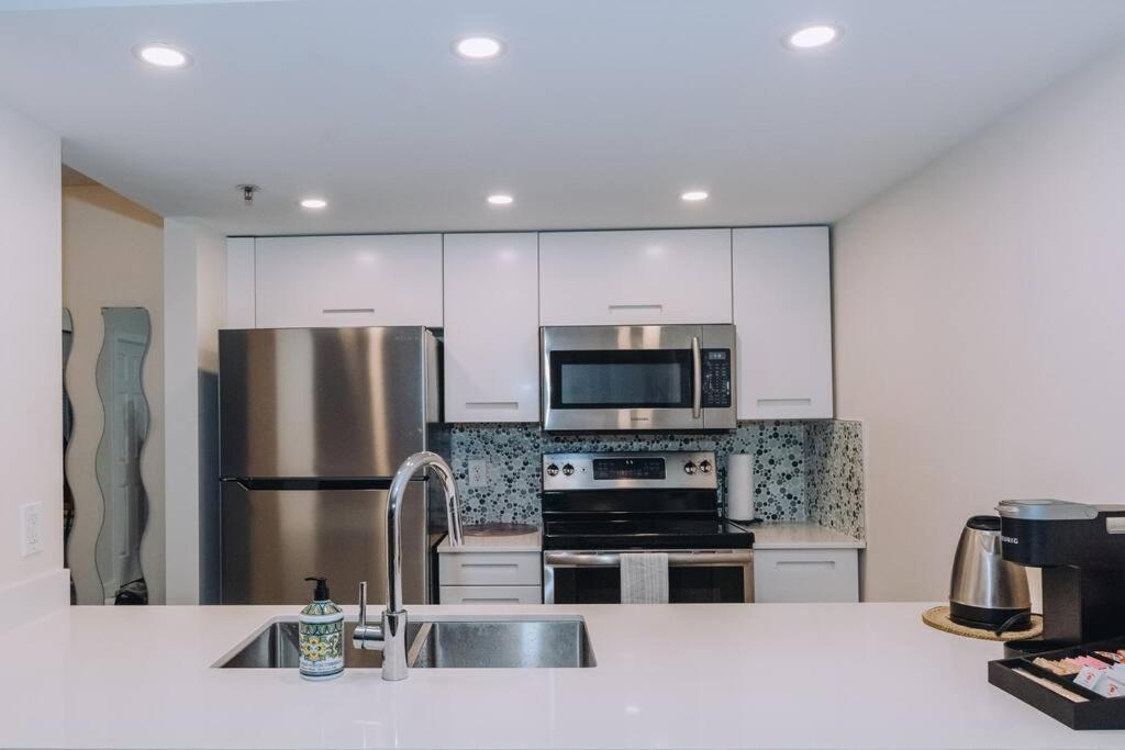 Modern Condo In The Heart Of Dt Overlooking City Vancouver Exterior photo