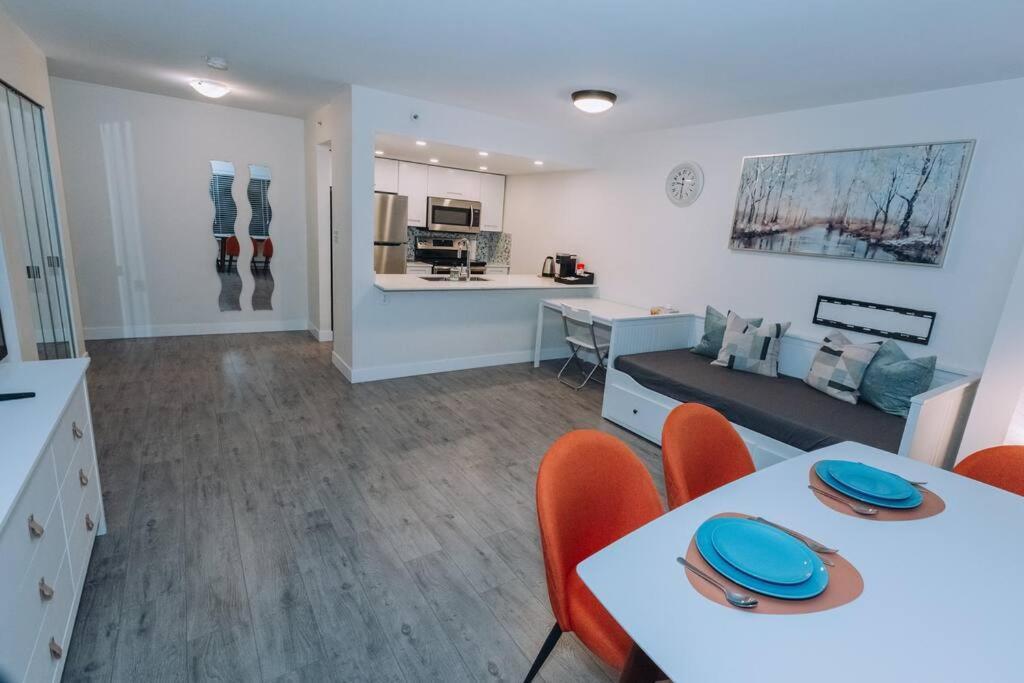 Modern Condo In The Heart Of Dt Overlooking City Vancouver Exterior photo