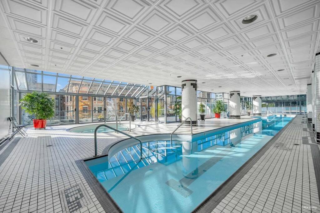 Modern Condo In The Heart Of Dt Overlooking City Vancouver Exterior photo