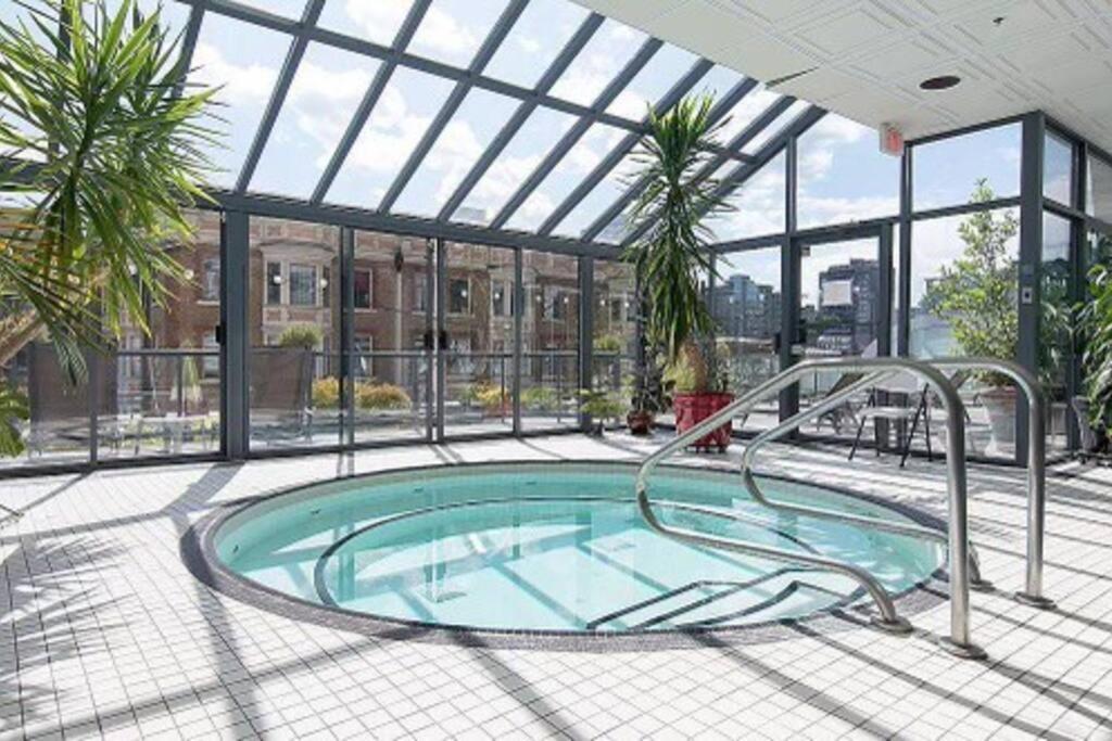 Modern Condo In The Heart Of Dt Overlooking City Vancouver Exterior photo